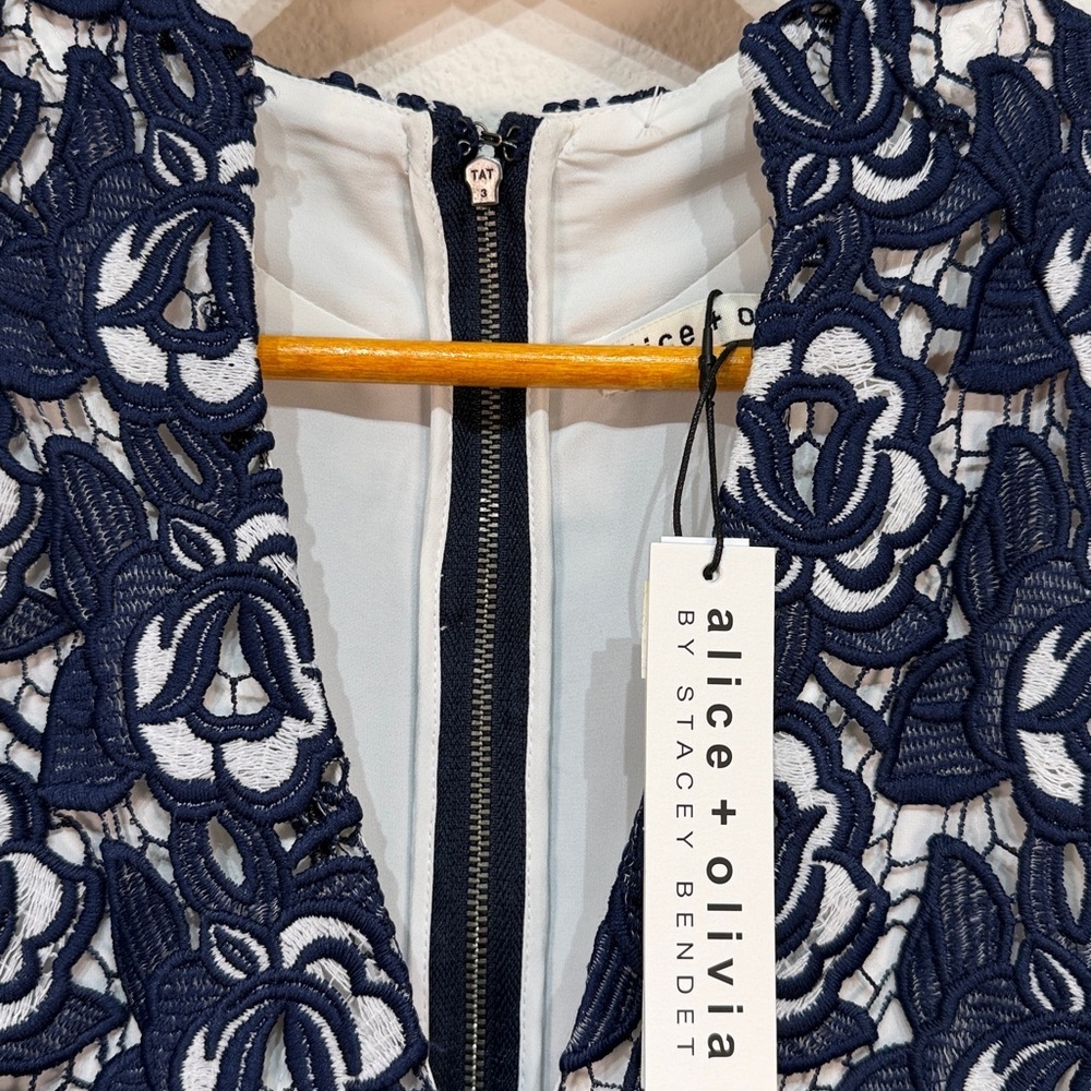 Alice + Olivia Sleeveless Navy Floral Lace Sheath Dress size 6 NWT - Picture 6 of 13